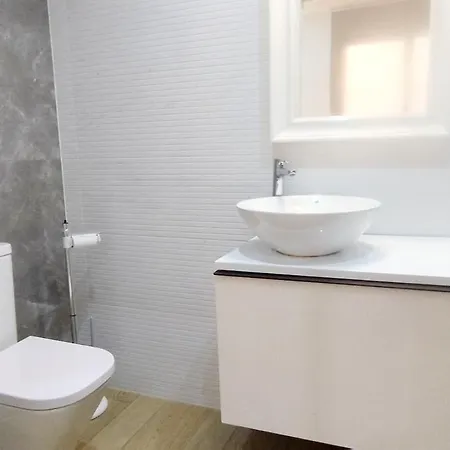 Picasso - Quiet Renovated With Oven And Dishwasher And Lift - Steps From Calle San Miguel Torremolinos